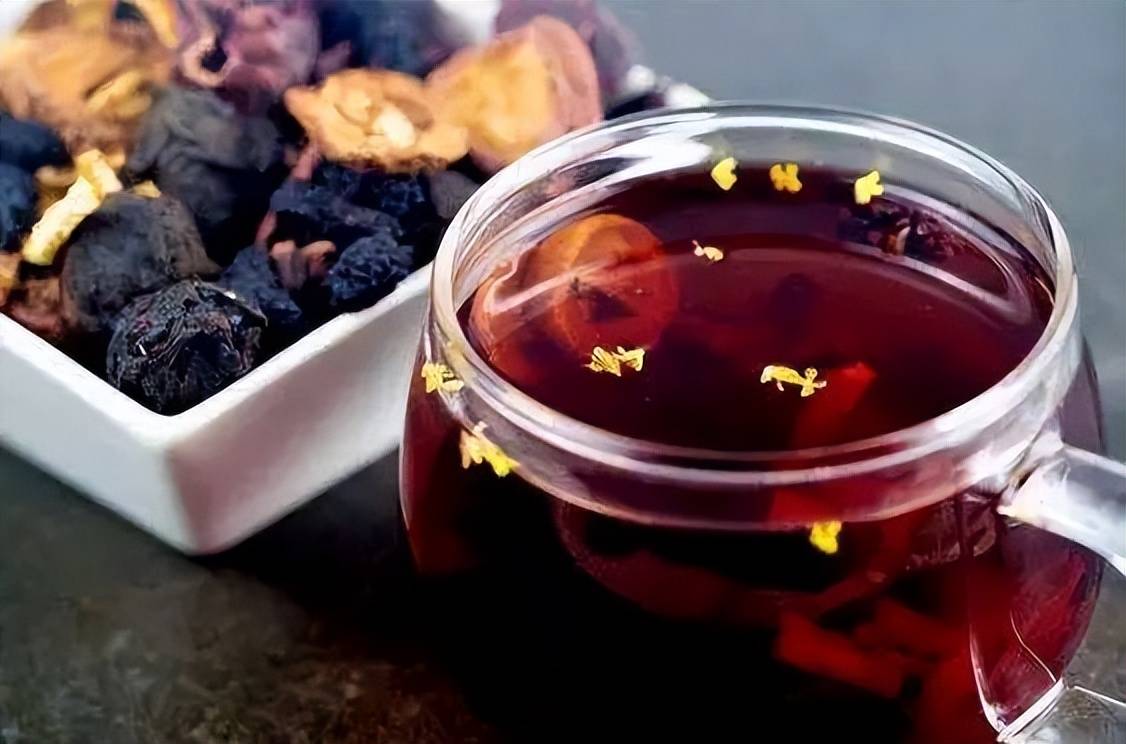 ②姜茶乌梅饮原料:生姜10克,乌梅肉30克切碎,绿茶6克.