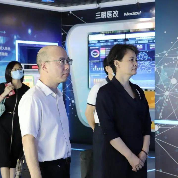 参观易联众数字科技展厅厦门市统战部副部长陈善志,市工信局一级调研