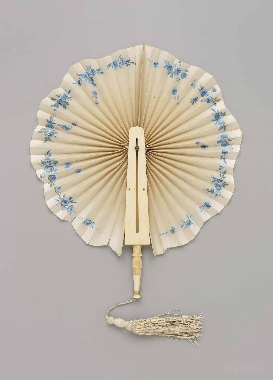 我瞧你分明是个没多少岁的西洋货色!_帽章_扇子_折扇