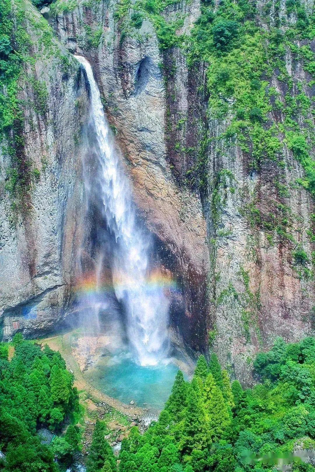 三折瀑……雁蕩山多飛流大龍湫大龍湫瀑布唐朝僧人貫休這樣描述雁蕩山