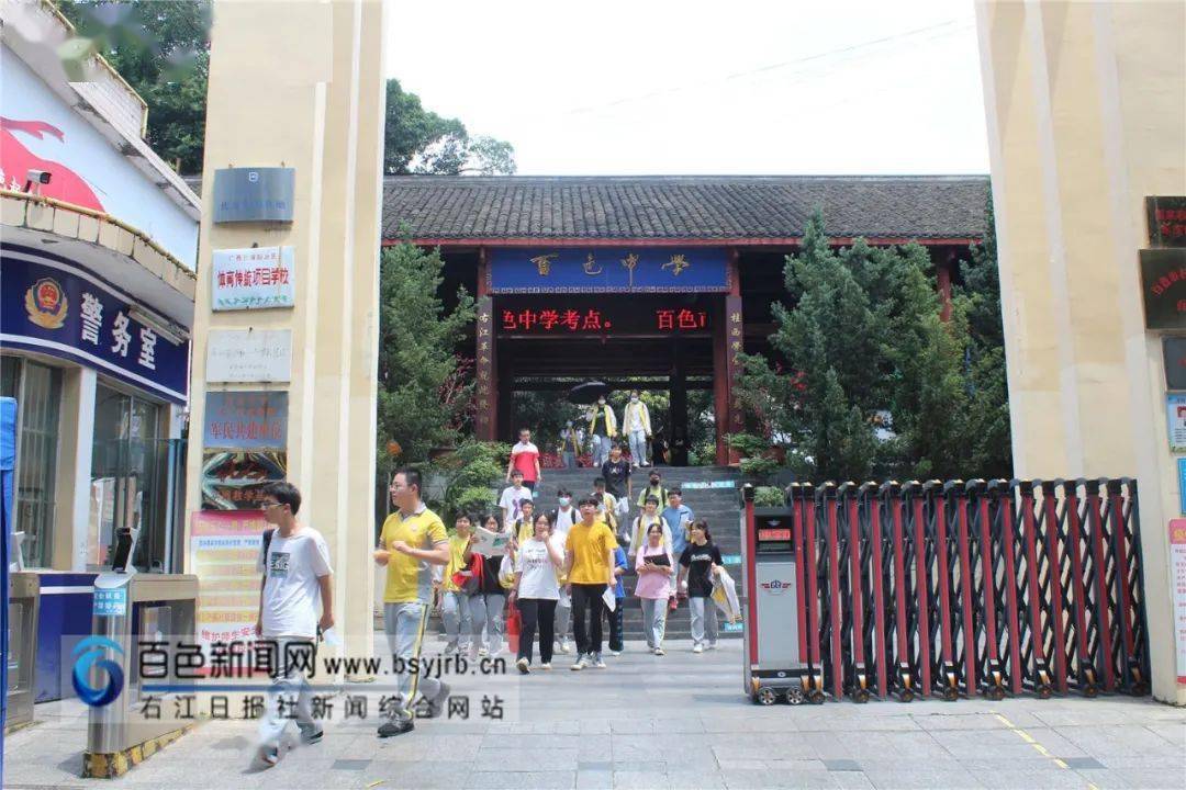 记者 黄艳萍/摄百色中学初三考生家长梁爱丽中考是孩子人生中的一件