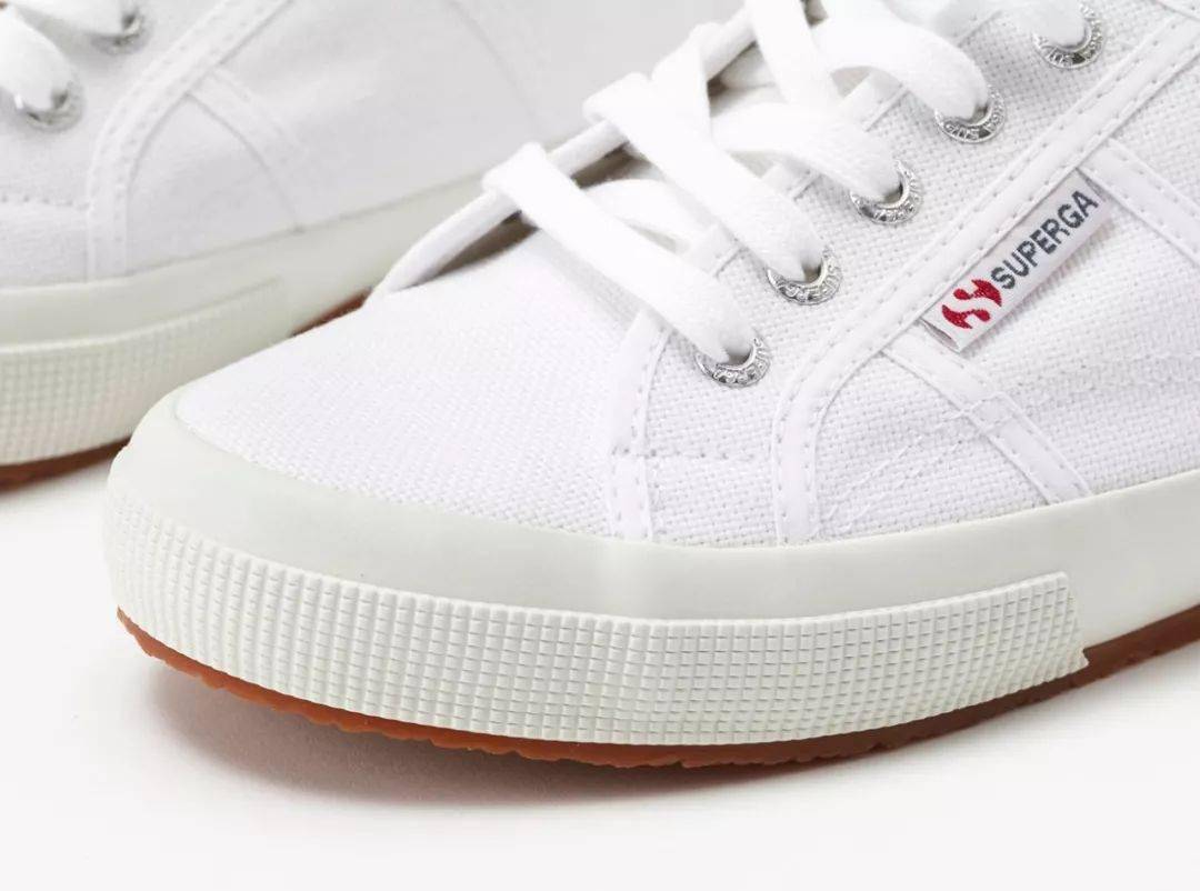 这个百年意大利国民小白鞋今天竟还不到200块