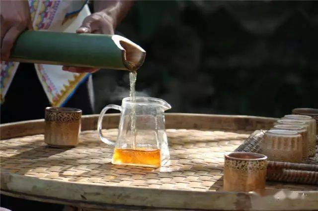 文化| 图解德昂族酸茶制作流程_芒市_茶叶_竹筒