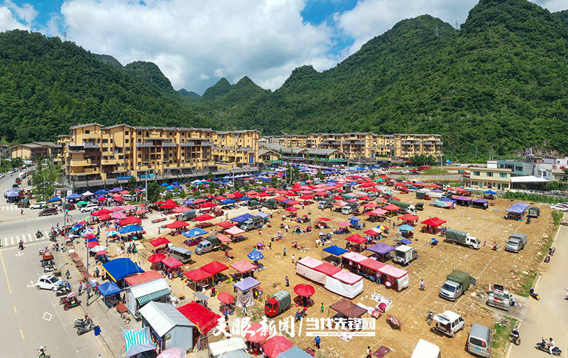 册亨县冗渡镇新市民集市开市群众感叹出门上街真方便