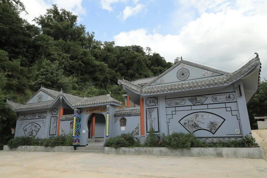 砚山这个村太美村在林中房在树中人在景中