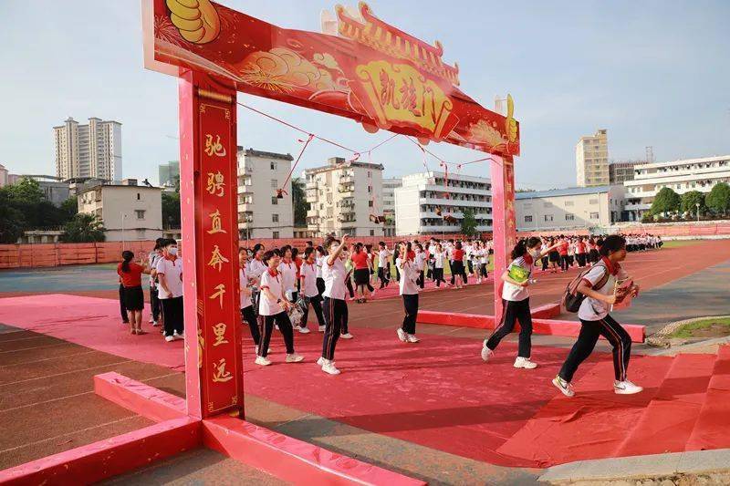 扬帆起航为梦护航一宁明多个考点温情送考