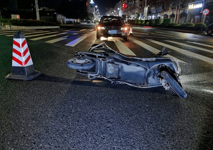 路口时小型轿车沿梧州市龙圩区城南大道行驶梁某饮酒后驾驶粤ww****号