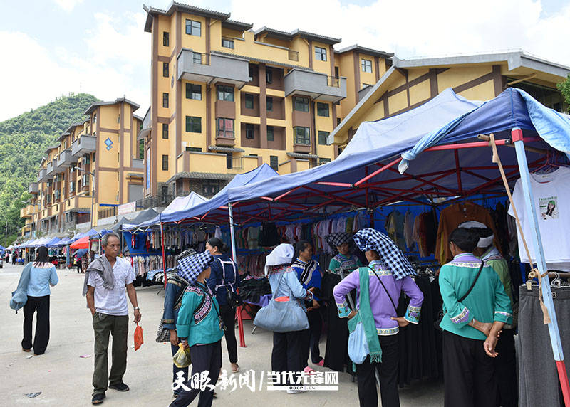 册亨县冗渡镇新市民集市开市群众感叹出门上街真方便
