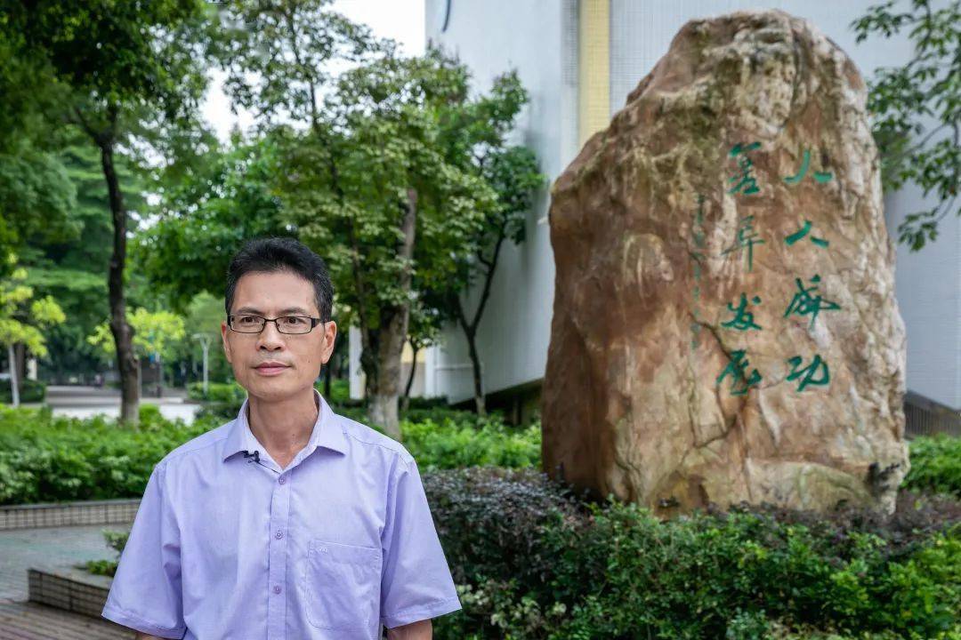 李贤锡 校长胸有成竹步履轻快进考场,踌躇满志笑逐颜开出考场.