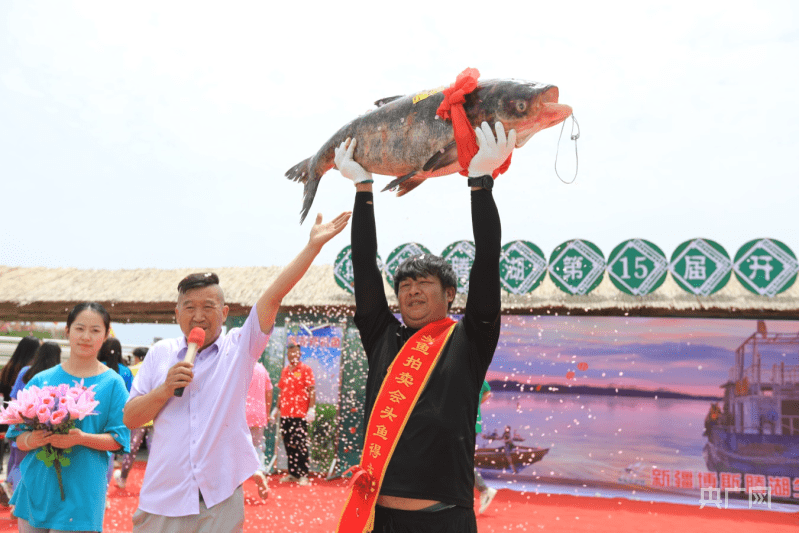 新疆博斯腾湖迎来开湖季 渔人欢笑鱼满仓