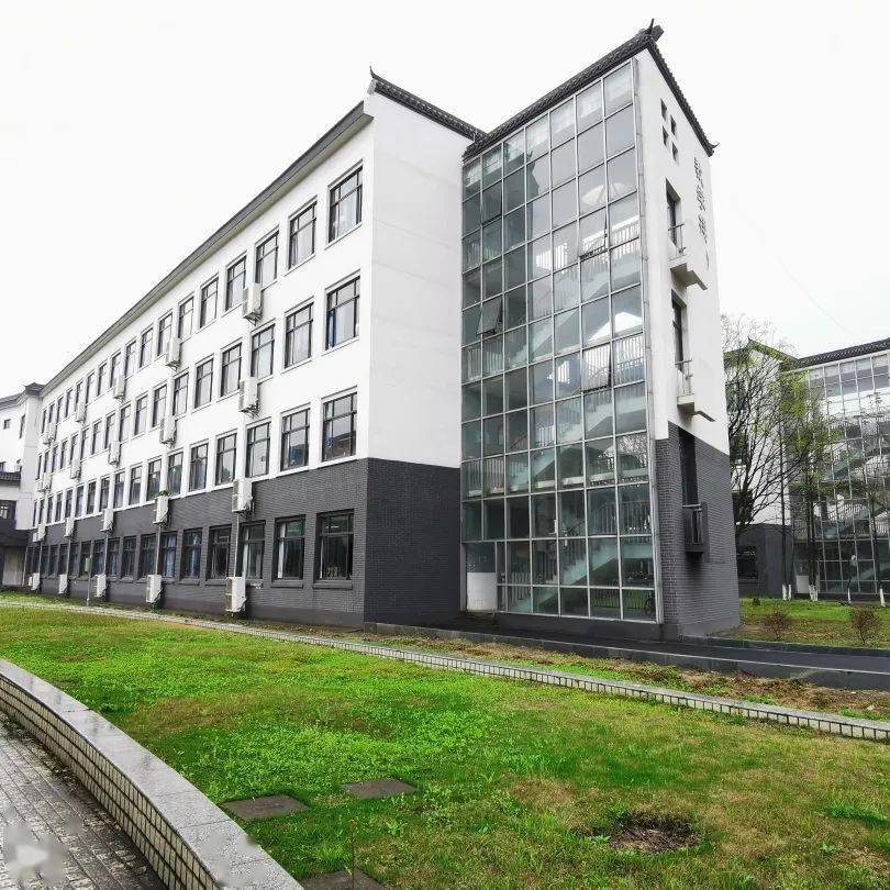 咨询电话:提示:第一志愿(a志愿)须报浒山中学民办初中考生:654分及