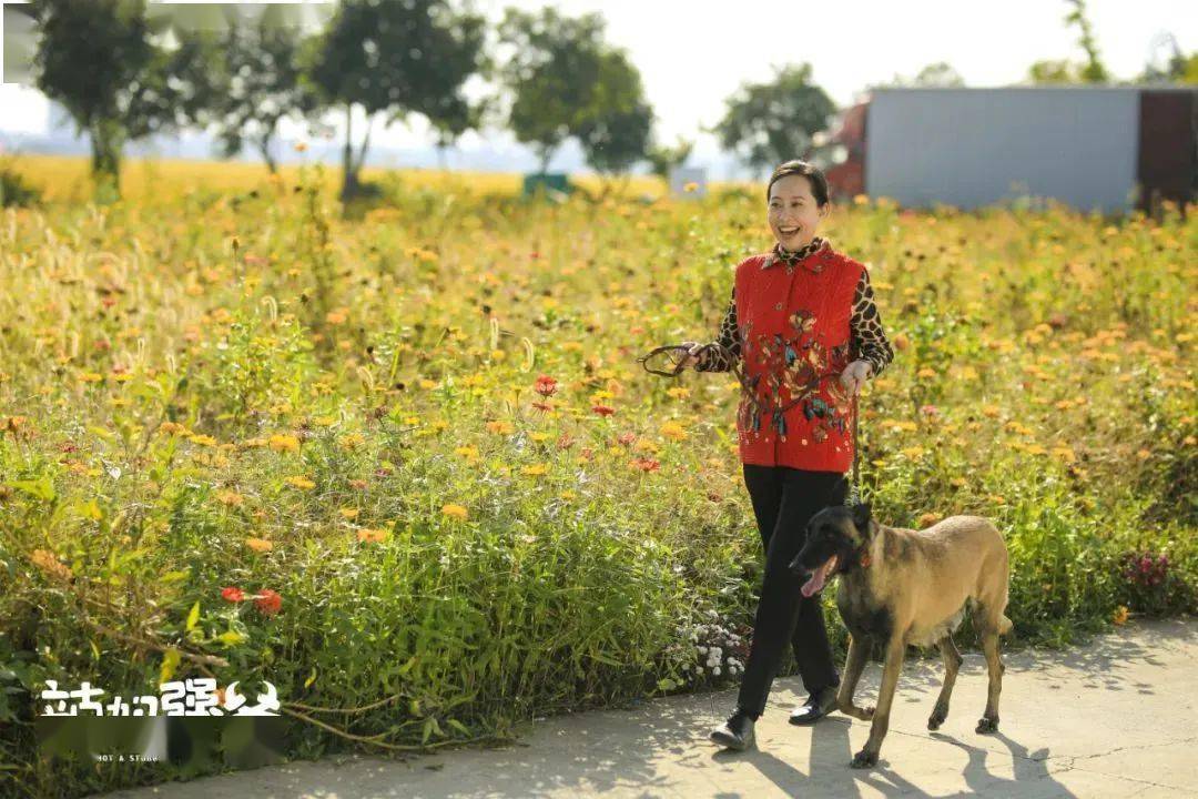 《辣妈犟爸》以喜剧形式讲述以大学生村官牛彧文(吕贺男饰)为代表的