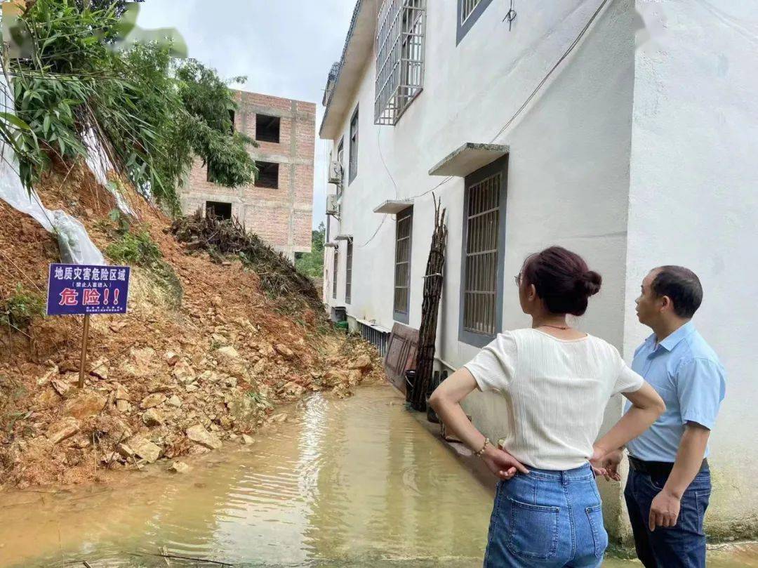 北流市婦女兒童關愛協會為北流市新豐鎮,大坡外鎮捐贈了雨具,礦泉水及