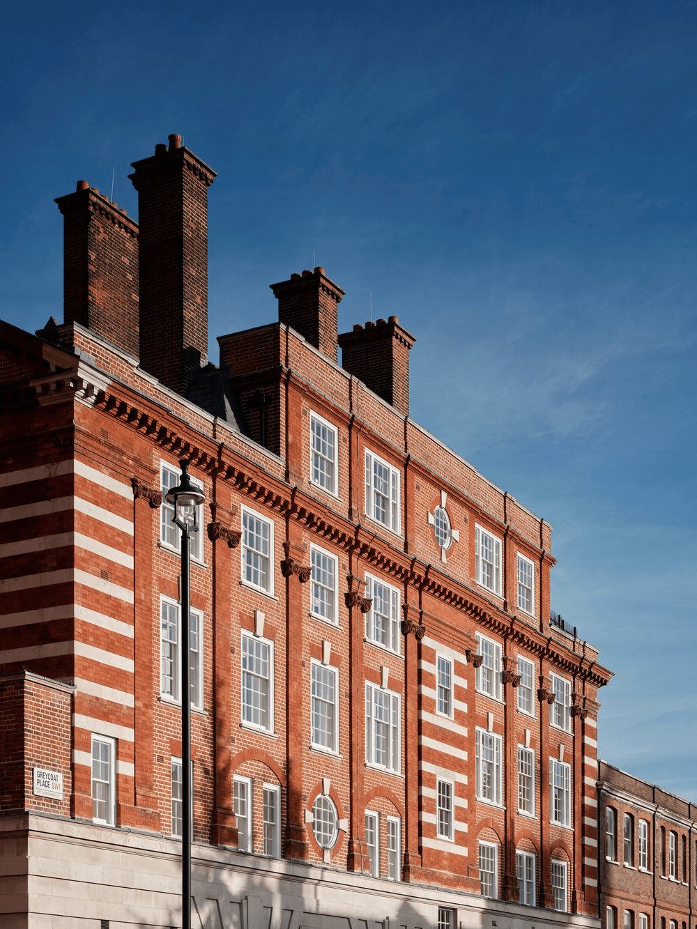 伦敦消防局改造成公寓,复古与现代的完美结合_建筑_far_住宅楼