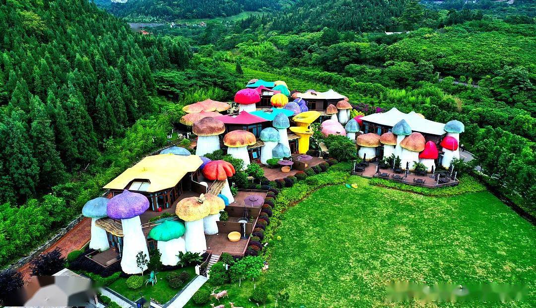 一个蓝精灵村庄一座色彩斑斓的童话城堡