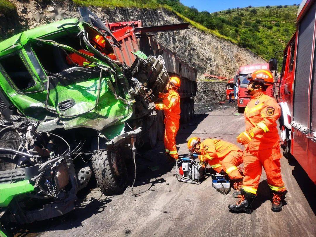 朔州两辆半挂货车发生追尾事故车头严重变形一人当场身亡