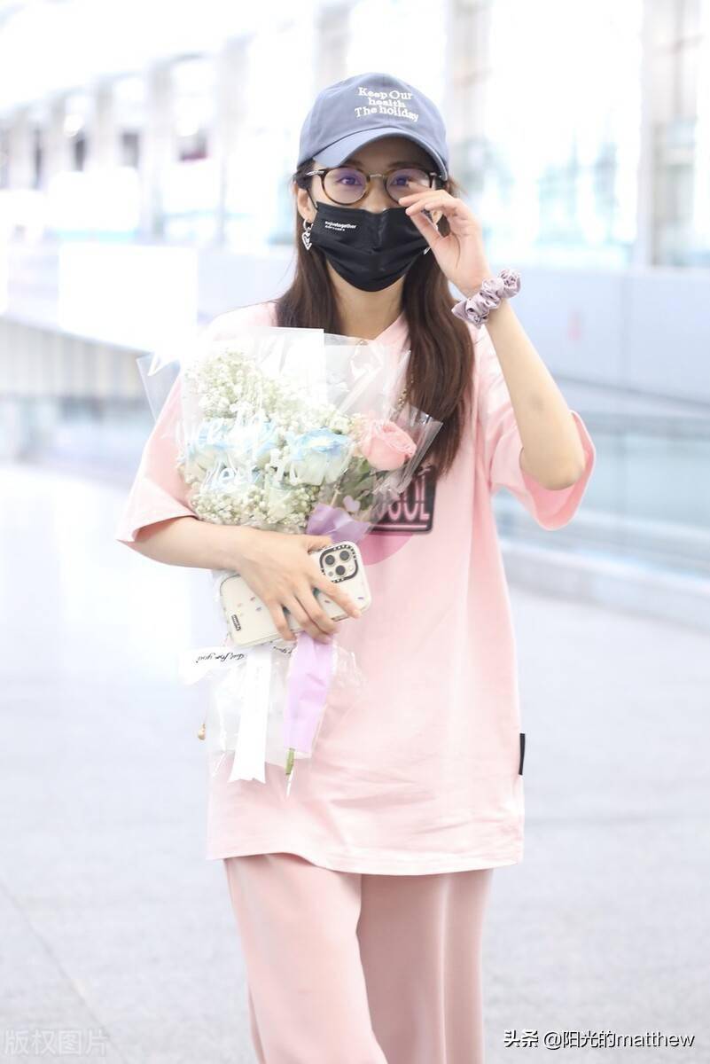 郑合惠子粉色短t搭卫裤现身机场捧鲜花人气旺