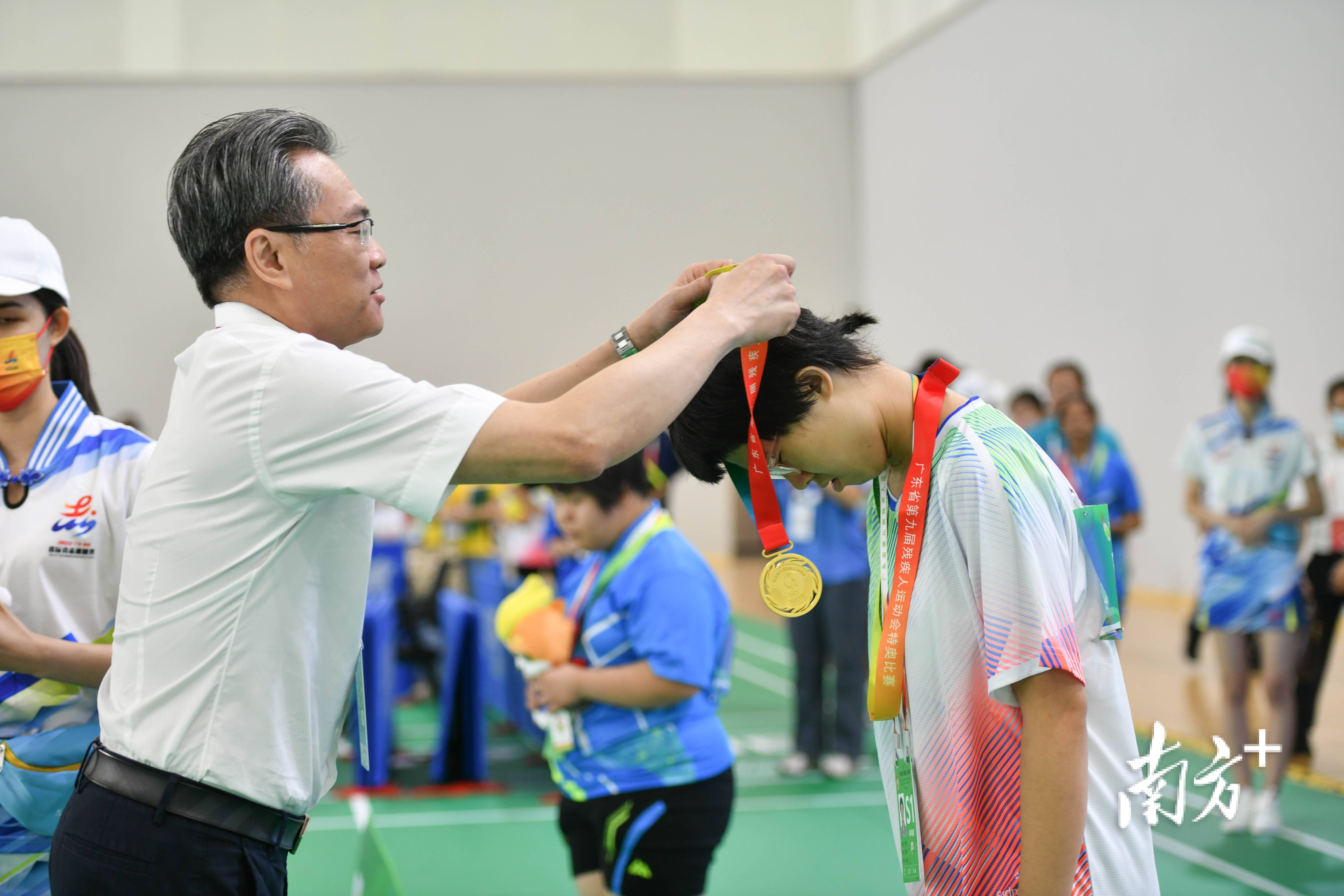广东省残联党组成员,副理事长陈宏宇为特奥乒乓球女子单打淘汰赛冠军