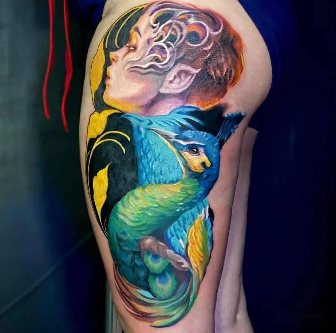 漂亮的孔雀纹身