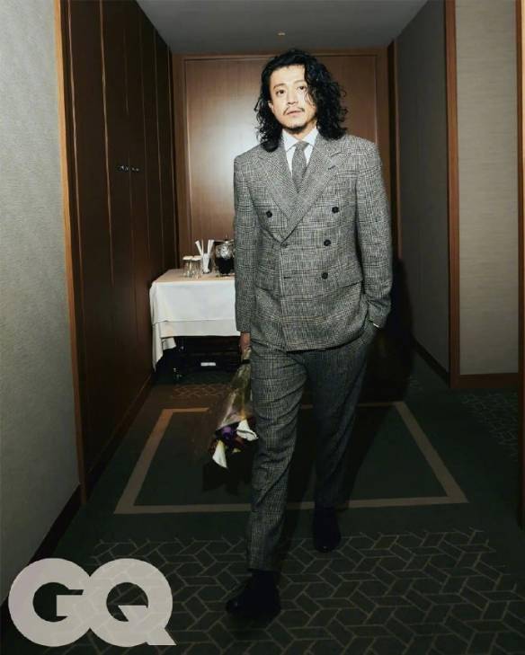 39岁日本男星小栗旬近日拍摄杂志写真,小栗旬身穿西装,留着一头卷发.