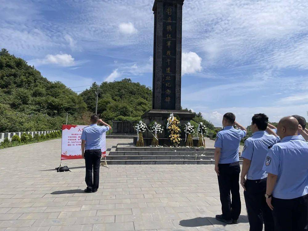 向革命烈士敬獻花籃,在紀念碑前重溫入黨誓詞;參觀哲莊壩陳列館,聆聽