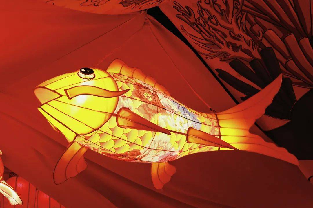 霓虹灯管的效果加持下两侧的壁画皆为国潮风格绘制霓虹闪烁(滑动查看