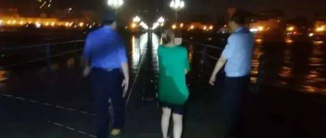 山东一女子因感情问题竟要跳海轻生，海边风雨交加，情况十分危急！ 观海路 栈桥 回澜阁