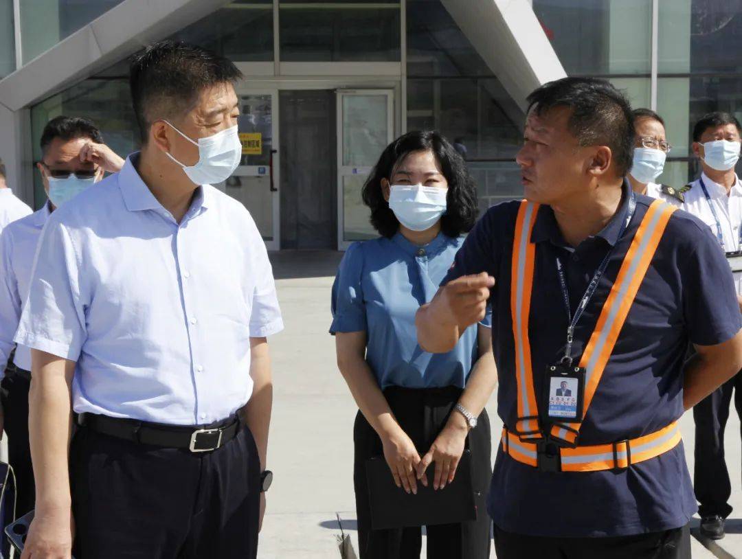 6月28日上午,八师石河子市党委书记,八师政委鄂宏达到石河子花园机场