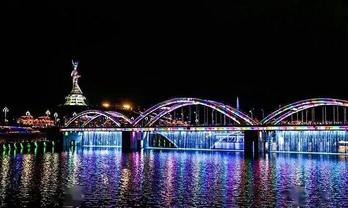 湖上习习的凉风,彩虹桥上五光十色的雨帘,壮观的江畔音乐喷泉,沿湖不