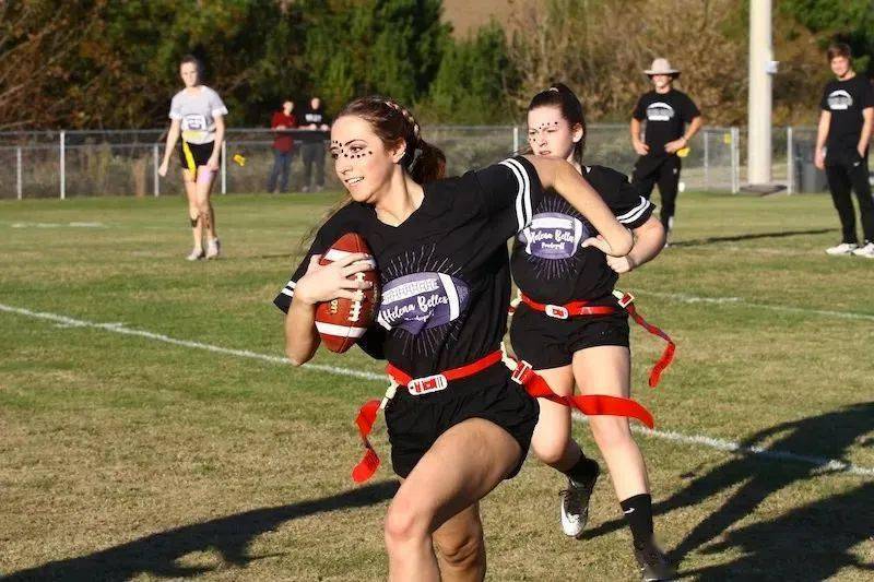 这样在保证了安全的同时,又使得腰旗橄榄球兼具趣味性;不允许抱人和推