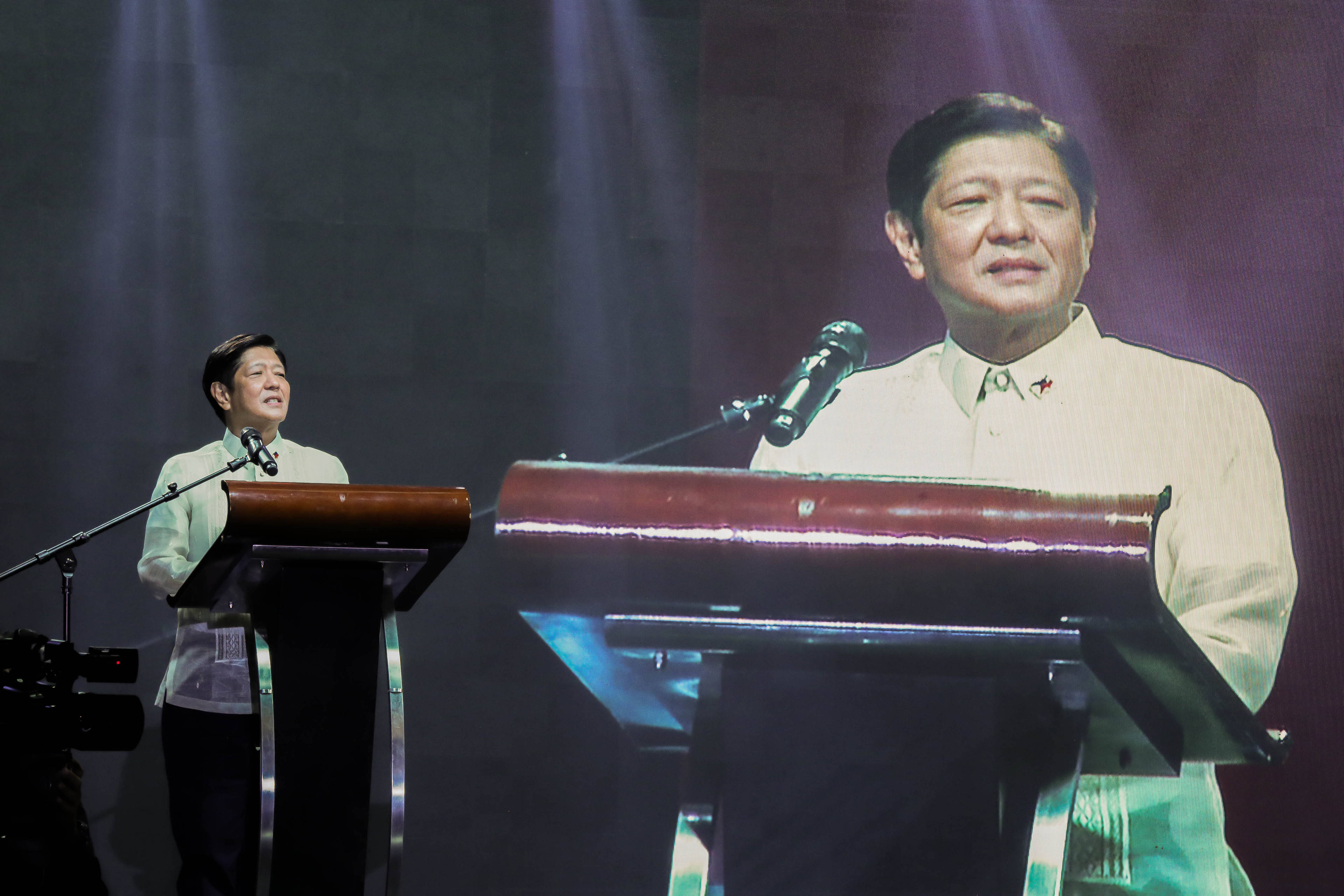 最新！菲律宾新任总统马科斯宣誓就职，他是谁？为何能成功当选？