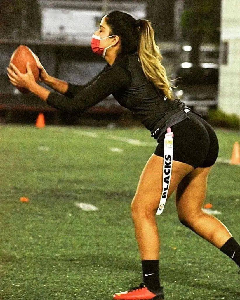 飞盘热度未息橄榄球辣妹又上场网友媛媛不断