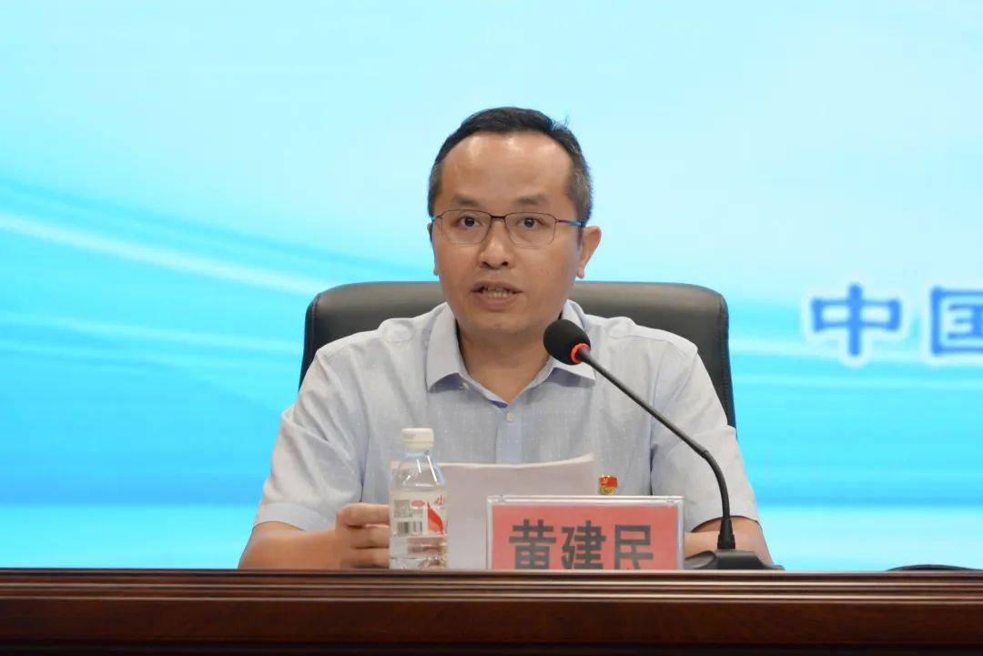 纪委书记黄建民宣读表彰文件脑病科二区主任张永全,急诊科医生黄清玉