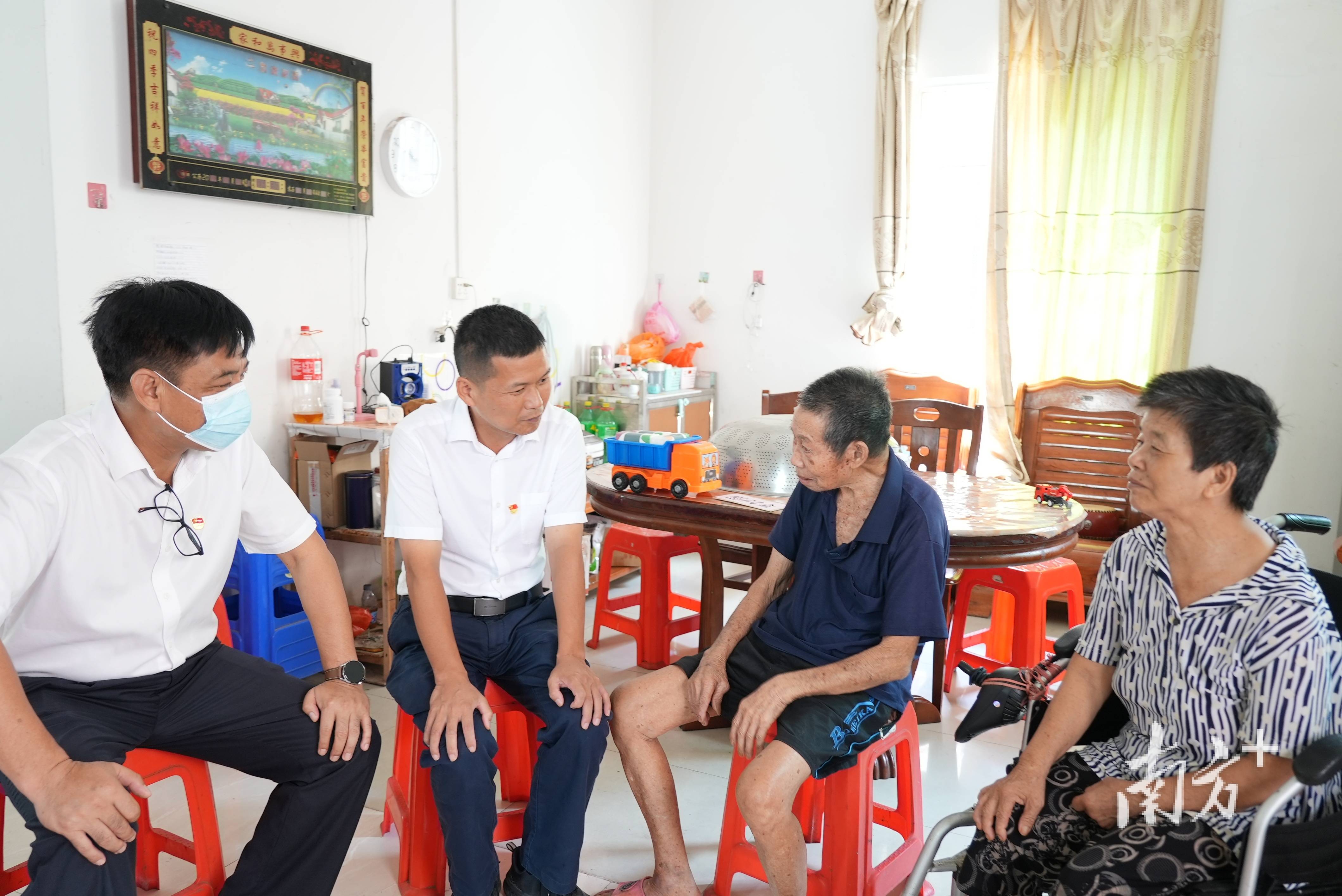 把党的关怀送到心坎上坡头区领导开展七一慰问活动