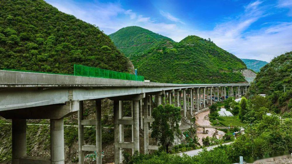 大南高速公路是"长江经济带"与"一带一路"通道连接线和云南省"七出省
