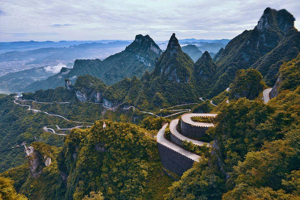 雀兒山隧道,東起商王驛站路,下穿雀兒山山嶺,東至德興路;隧道線路長度