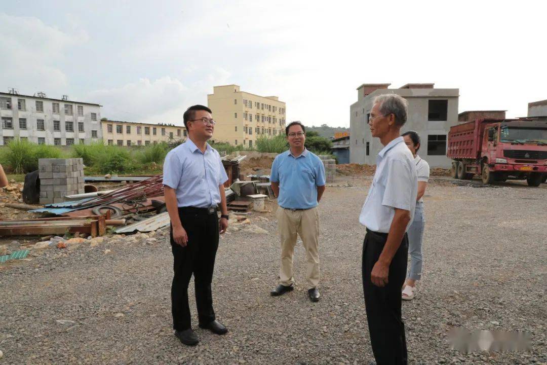 梁金昌到马安村走访慰问老党员