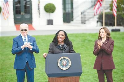 美国联邦最高法院迎来 首位非洲裔女性大法官