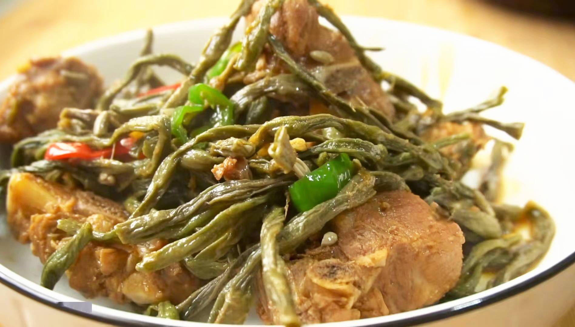 食用油适量,香叶2片,八角几个,花椒粒一小把,小茴香一小把,排骨适量