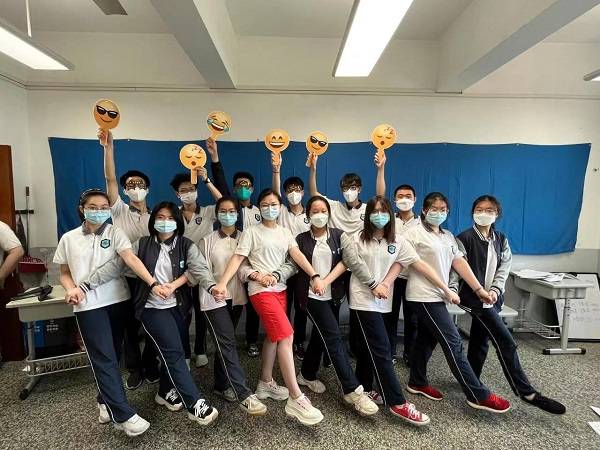 来源/采访对象供图(下同)松江区李塔汇学校校长姚辉女把毕业年级的这