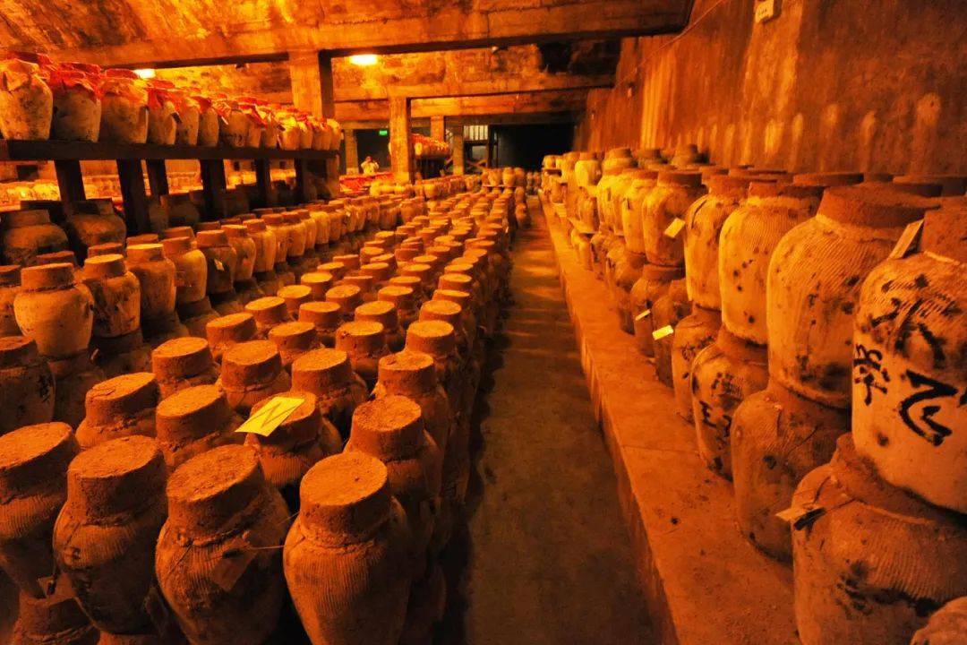山东青岛即墨黄酒厂地下酒窖.