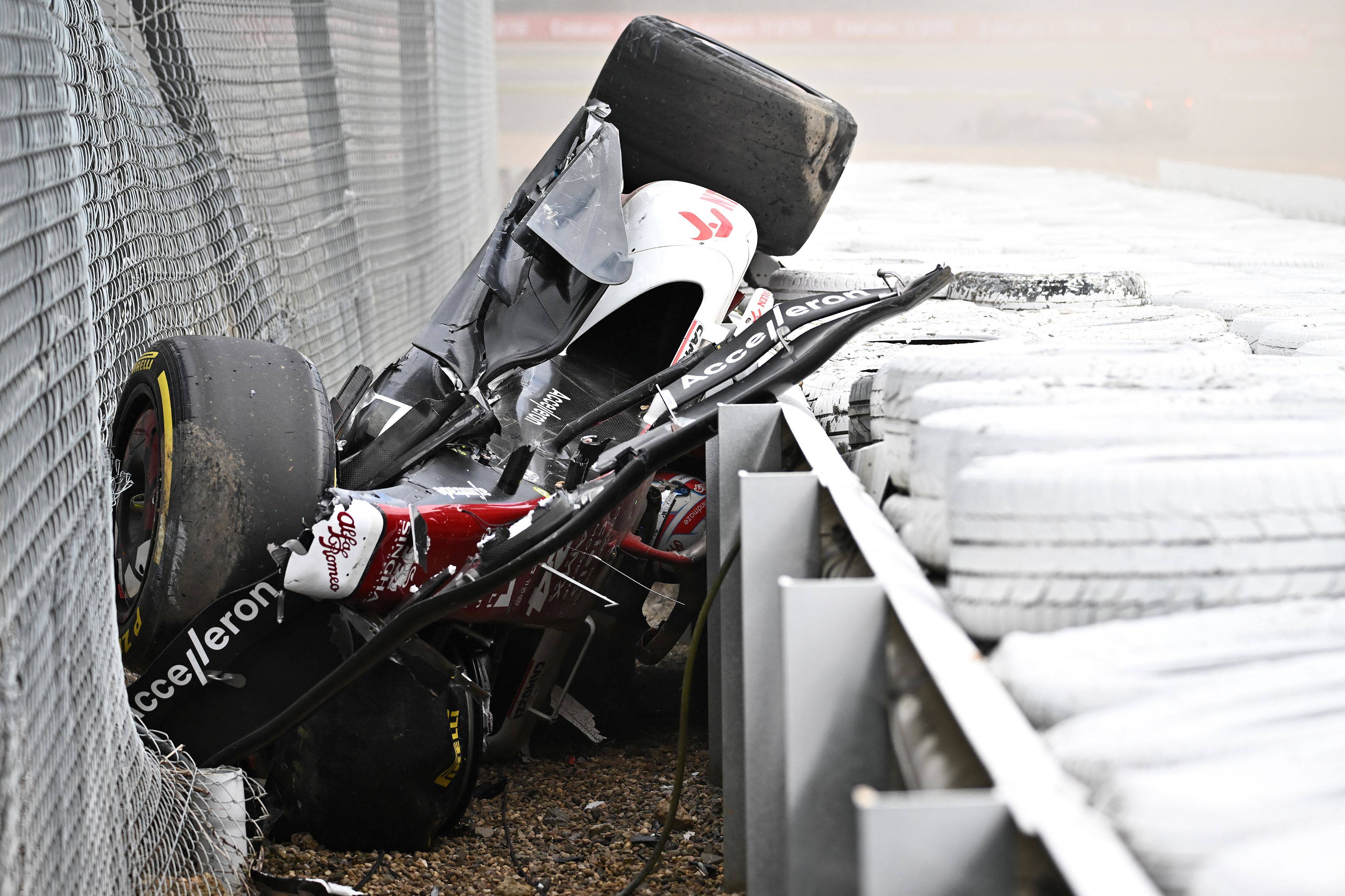 F1英国大奖赛：塞恩斯生涯首冠 周冠宇遭遇严重事故_F1英国站周冠宇被撞翻车_比赛_维斯塔潘