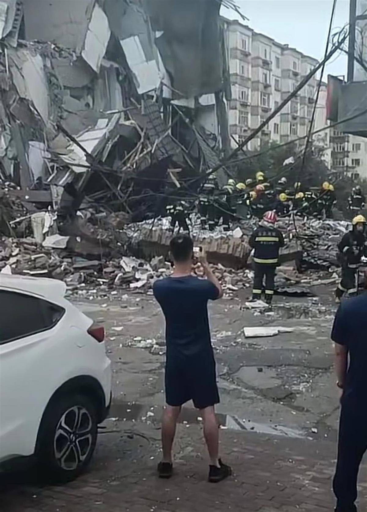 哈尔滨一楼房房盖被大风吹落 近十辆车被砸_网易新闻