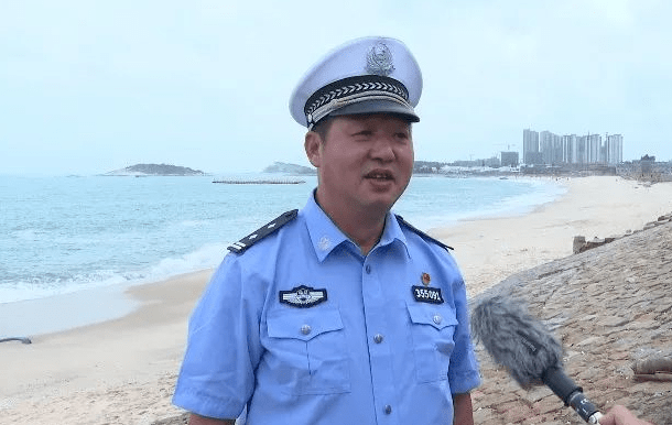 福建漳州:"英雄联盟"跳入巨浪,勇救4岁女童_李松武_海浪_吴少勇