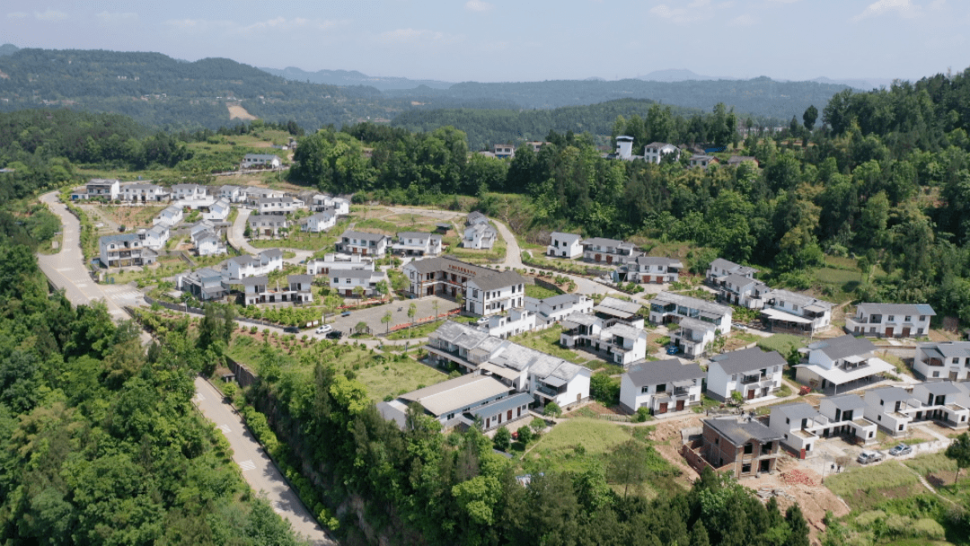 村两委能想办法让我们老百姓有地方养点鸡鸭猪……"在梁永镇宏福村