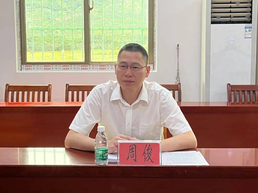 周俊到崖州区三公里村调研产业发展情况
