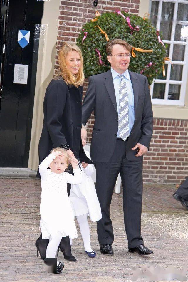 夫妻俩过得很乐呵,梅贝尔前半生坎坷打拼,碰到了最爱她的丈夫,笑得