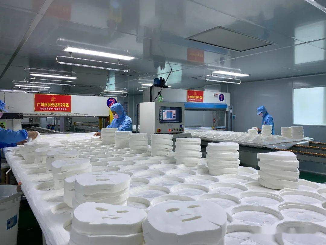 图|丝羽无纺生产车间此外,所有产品生产全部都在无尘车间进行,其中