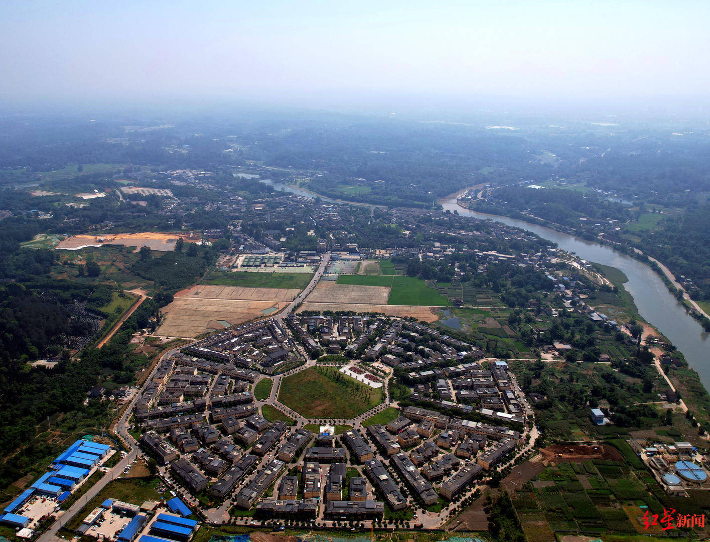 若从500米的高空向下鸟瞰,呈"八卦图"形状的房屋布局更为整个建筑群