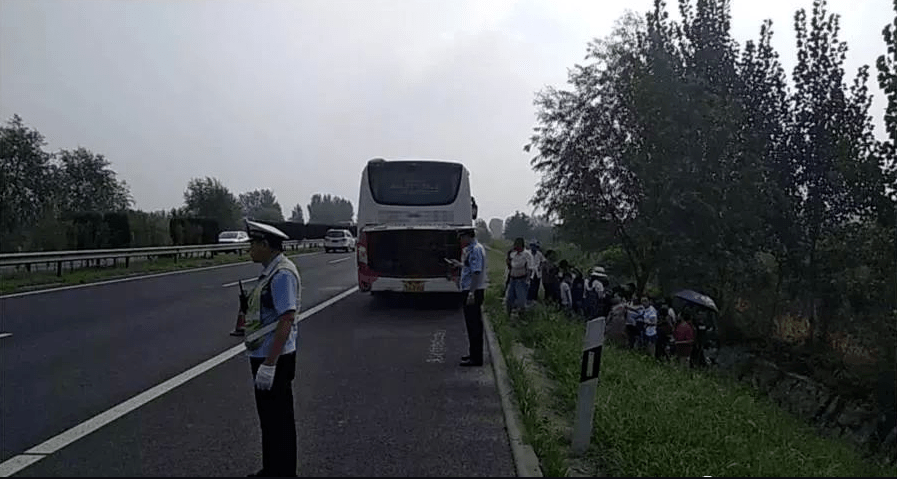 事发漳州:大客车抛锚,乘客被困高速,又正下着雨……